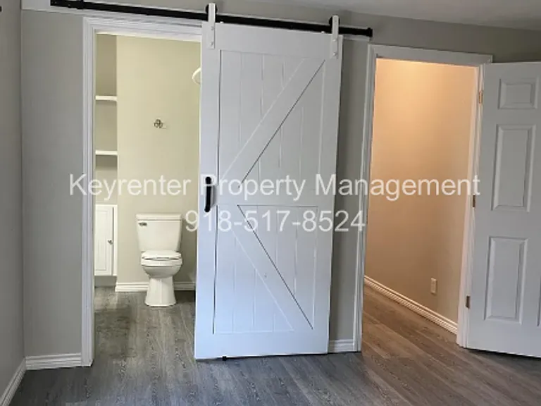317 E Will Rogers Blvd — Photo 8