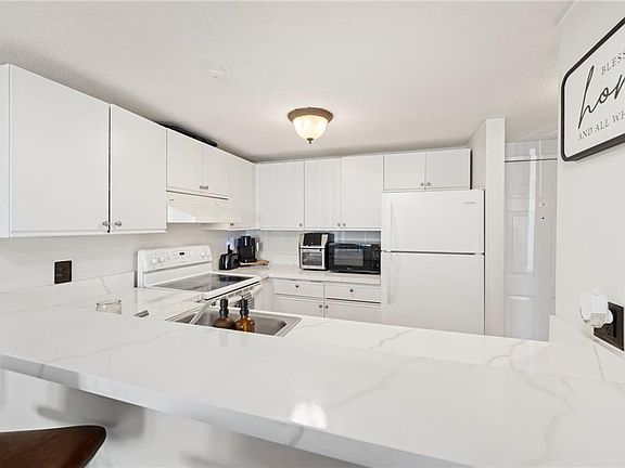 2nd image of 200 Woodlawn Ave APT 112