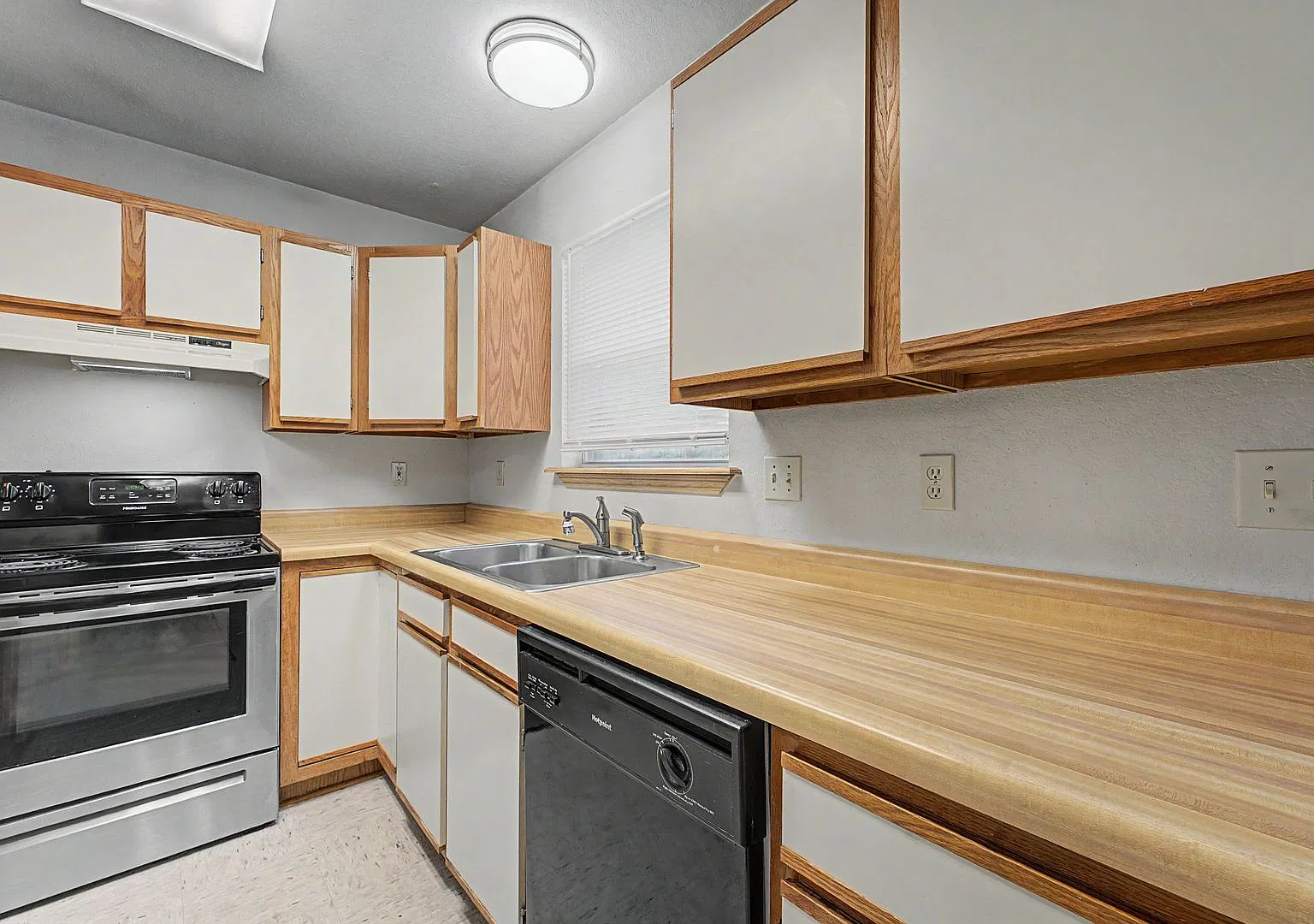Cozy 2-Bedroom, 1-Bathroom Townhouse with Washer/Dryer in a Quiet, Relaxing Setting — Photo 3