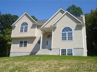 4 Spring Dr, Mahopac, NY 10541