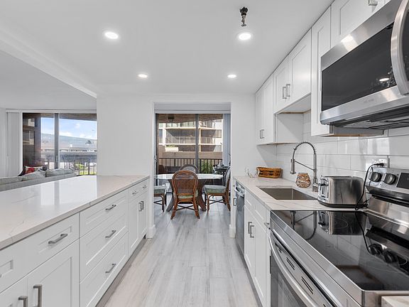 4th image of 859 Jeffery Street #212