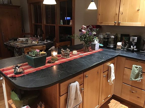 Bar separates kitchen/dining