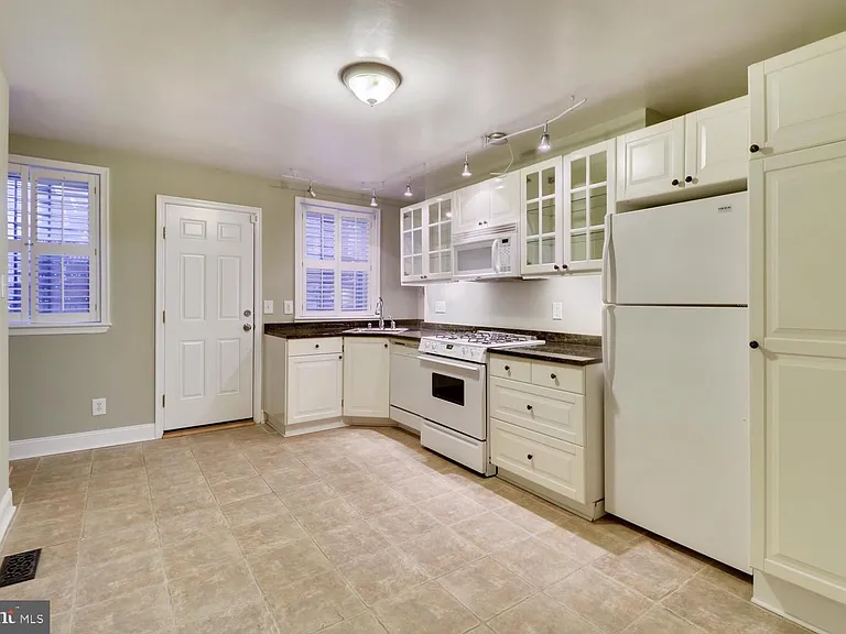 1020 W Lombard St — Photo 4