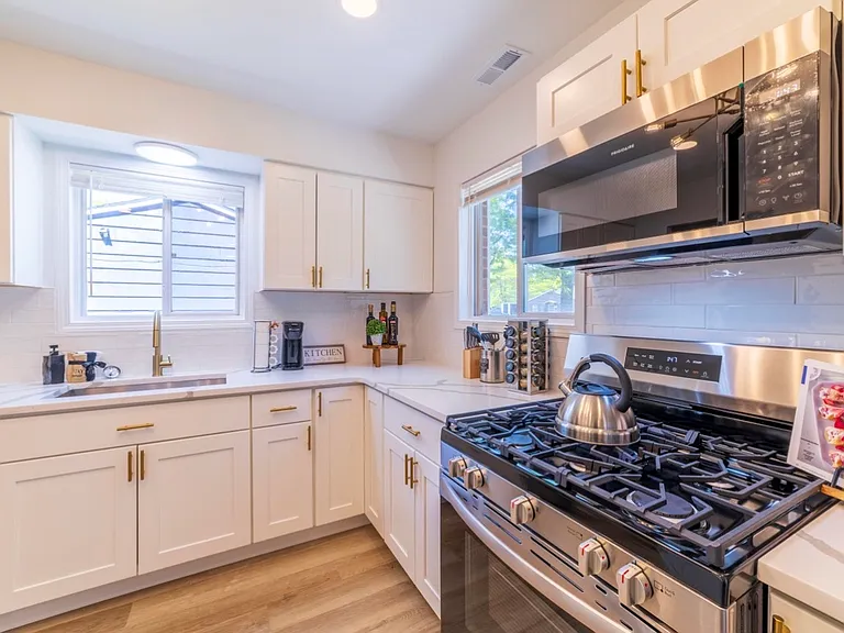 1088 Hobart St — Photo 12