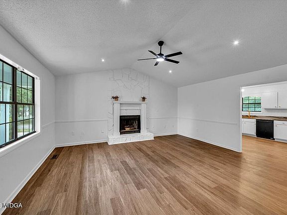 3rd image of 565 Lacebark Dr