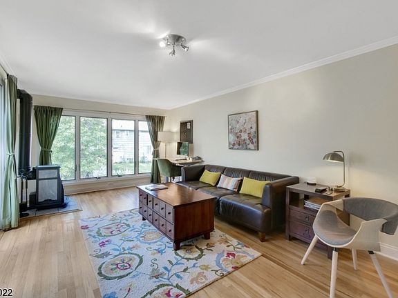 5th image of 35 Greenwood Ave