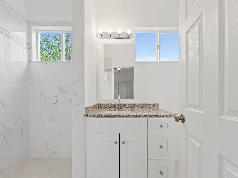 323 Gabriel St #201 — Photo 24
