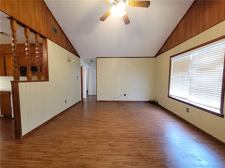 1316 Airline Dr — Photo 3