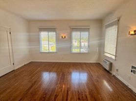 6282 Commodore Sloat Dr, Los Angeles, CA