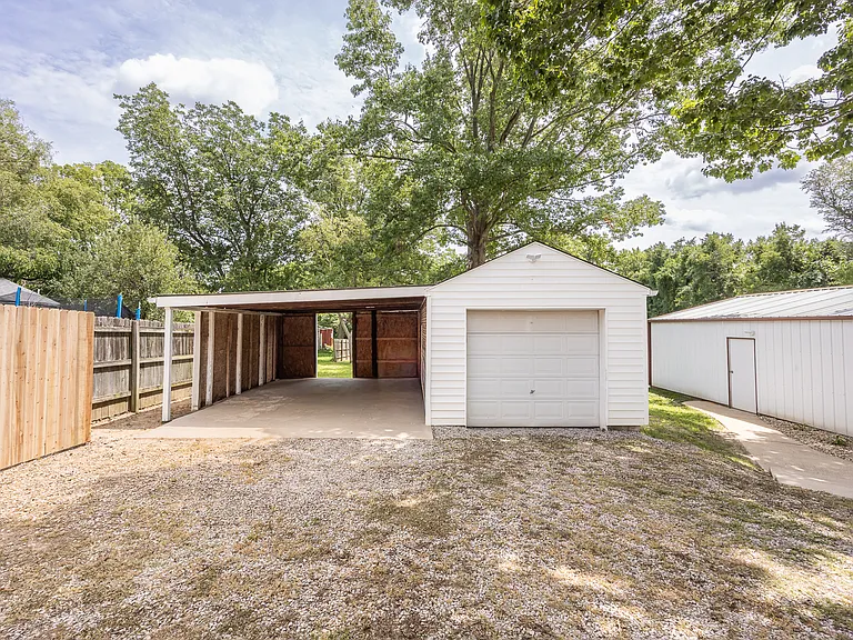 2702 E Main St — Photo 24