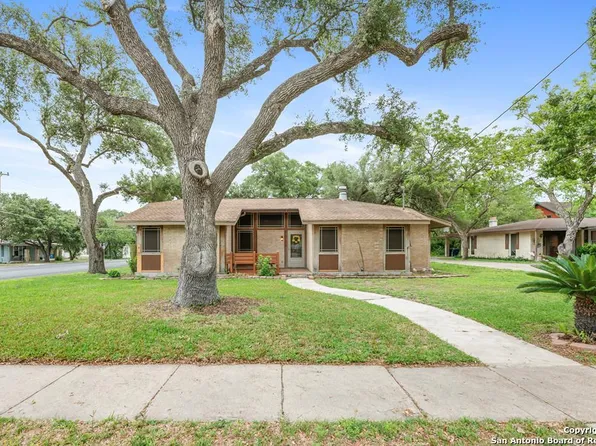 910 E JONES ST, Beeville 78102
