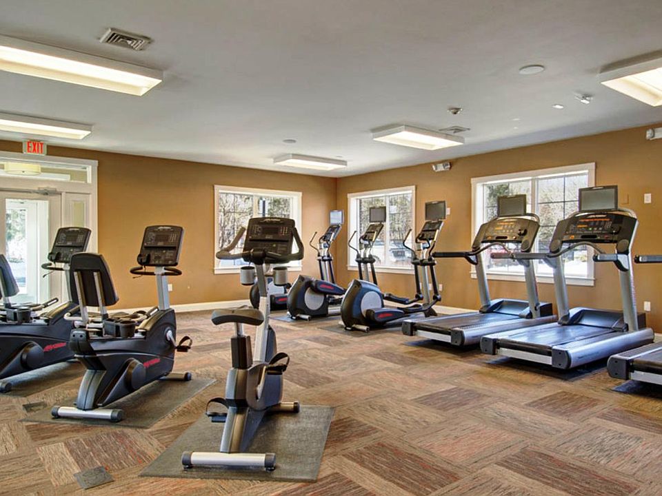 Ample cardio and free weights for the gym- Gym membership fr