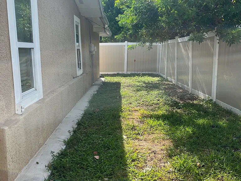 1154 Travis Ave #B — Photo 10