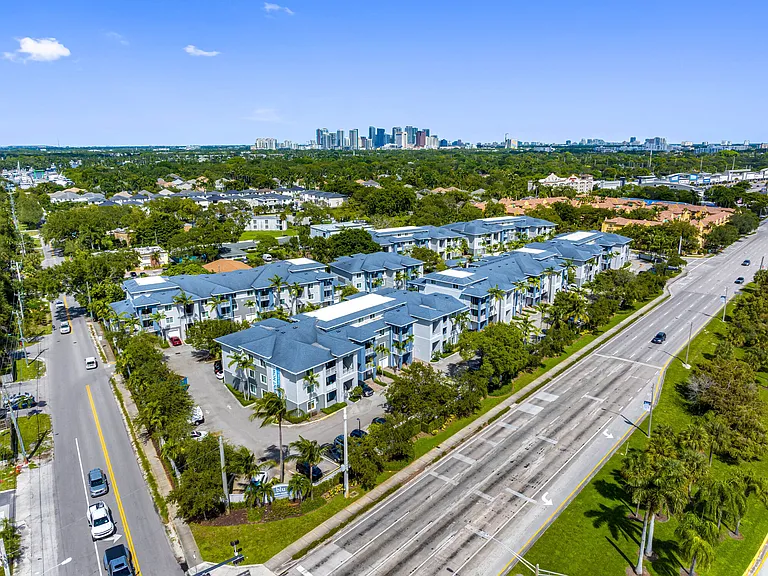Blu on Marina Boulevard — Photo 24