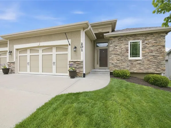 201 S Marimack Dr, Kearney, MO 64060