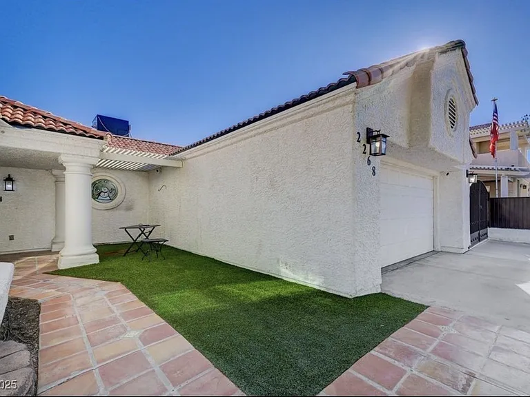 2268 Welsey Manor Dr — Photo 3