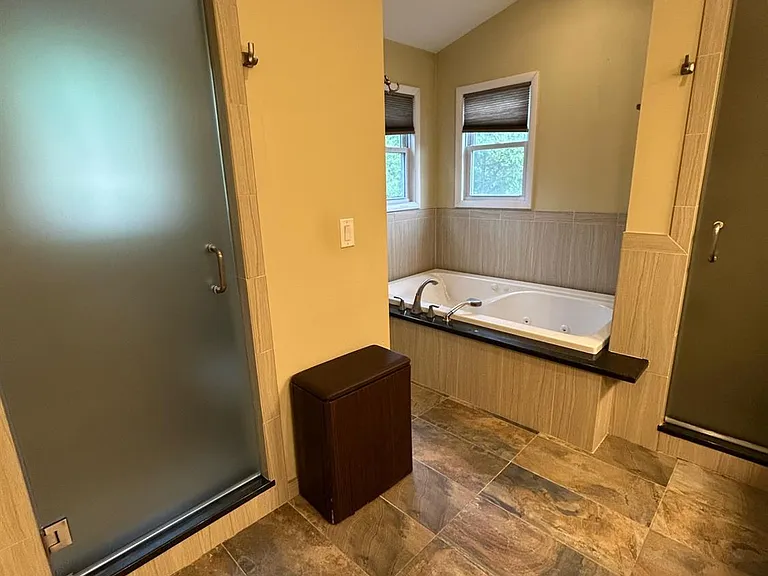 8 Julie Dr — Photo 19