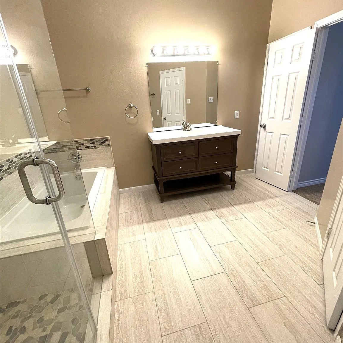 2 bed, 2.5 bath, 2912 sqft, $2,150 — Photo 2