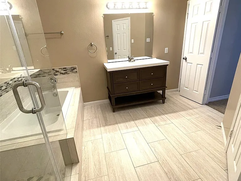 4122 Drake St #1/2 — Photo 2
