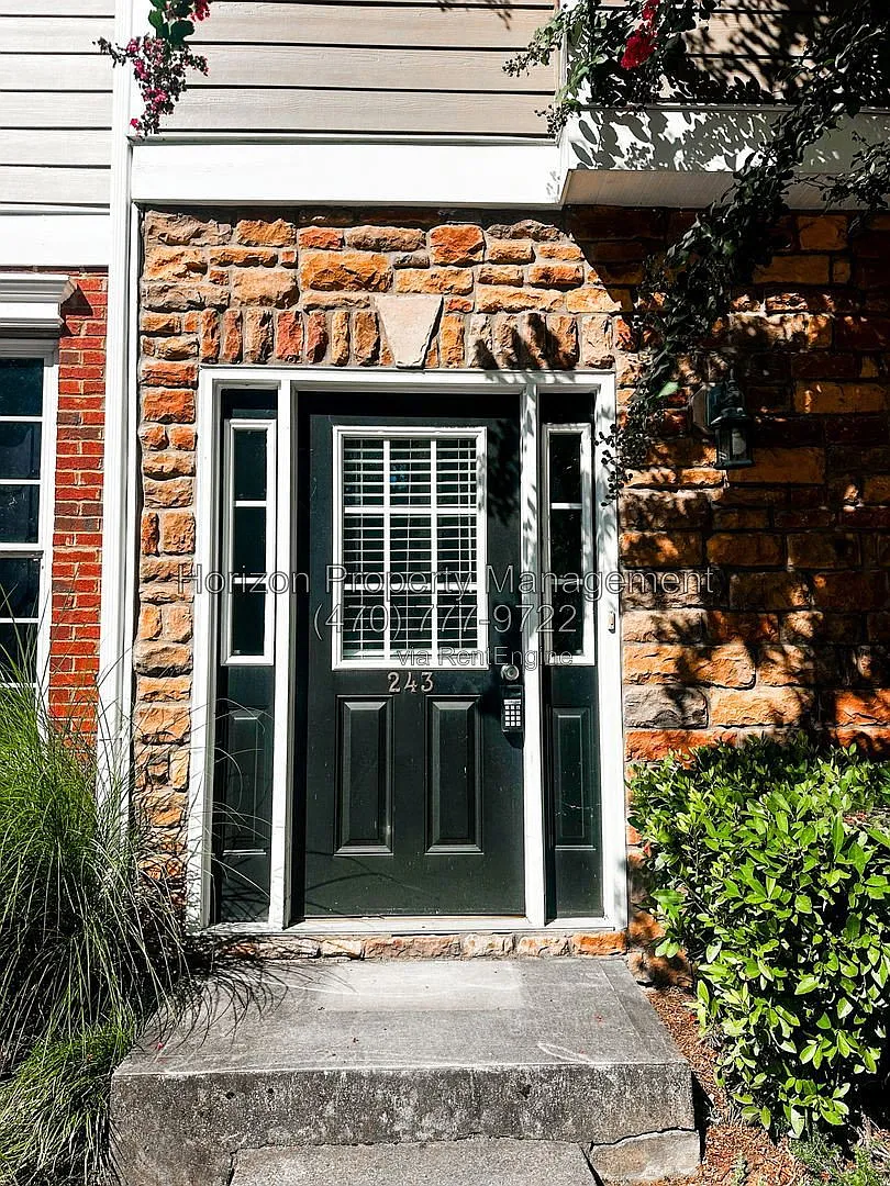 3 bed, 2.0 bath, 1300 sqft, $1,795 — Photo 2
