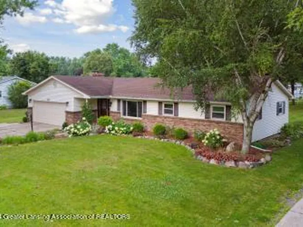 1202 S Swegles St, Saint Johns, MI 48879