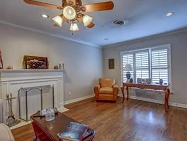Living Room - 1105 Larchmont Ln