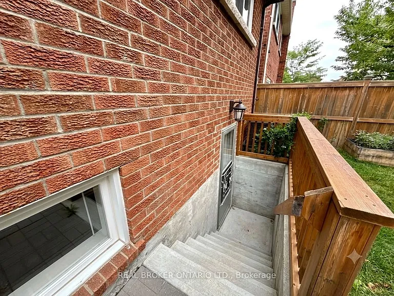 5 Twinberry Cres #LOWER — Photo 17
