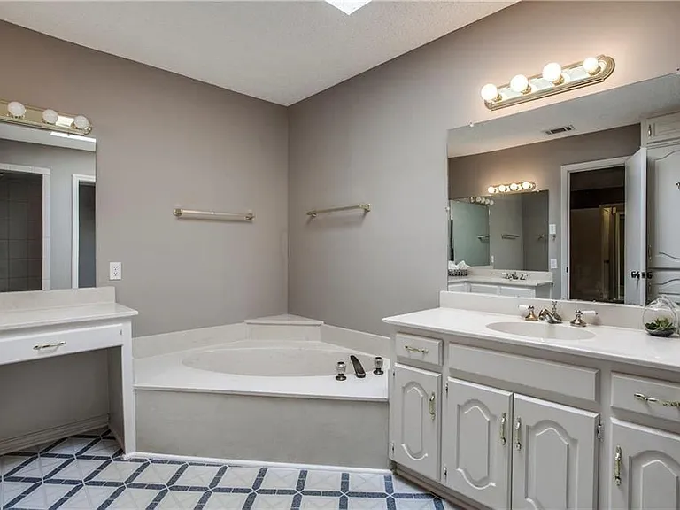 4401 Fremont Ln — Photo 6