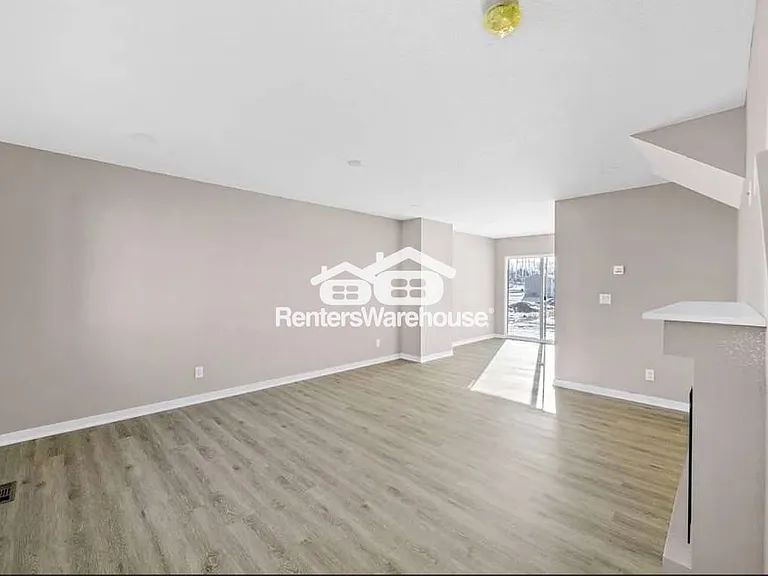 104 E Sycamore St — Photo 9