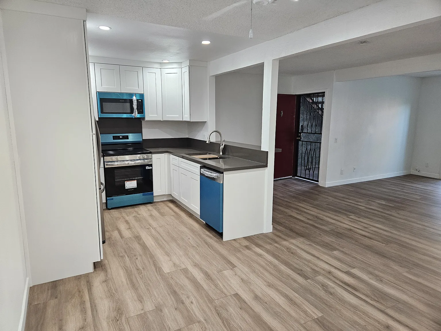 3 bed, 1100 sqft, $3,500 — Photo 3