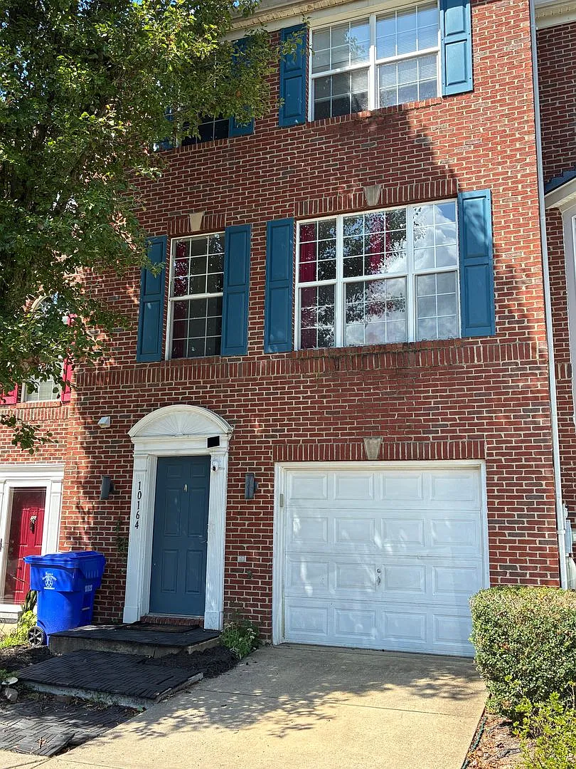 Great Townhouse in White Plains — Photo 1