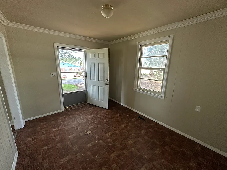 950 University Dr — Photo 2