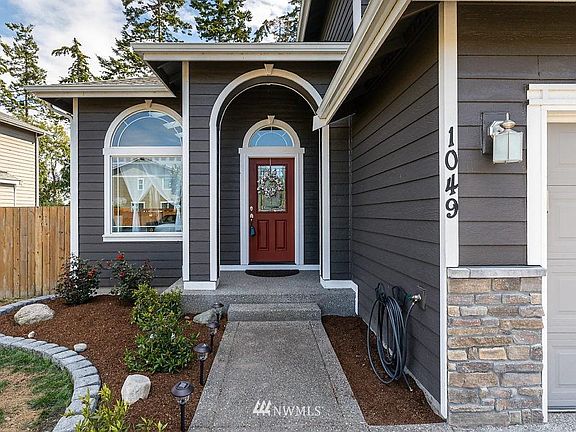 3rd image of 1049 NW Longview Dr