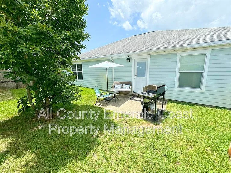 915 Emily Cir — Photo 32