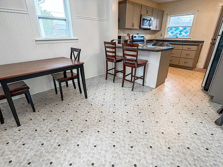 1626 Stoughton Ave — Photo 8