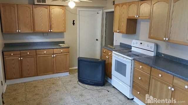 2nd image of 223 N 9th Ave E