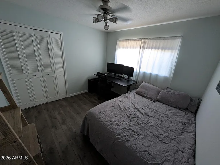 1039 E Larkspur Ln — Photo 11