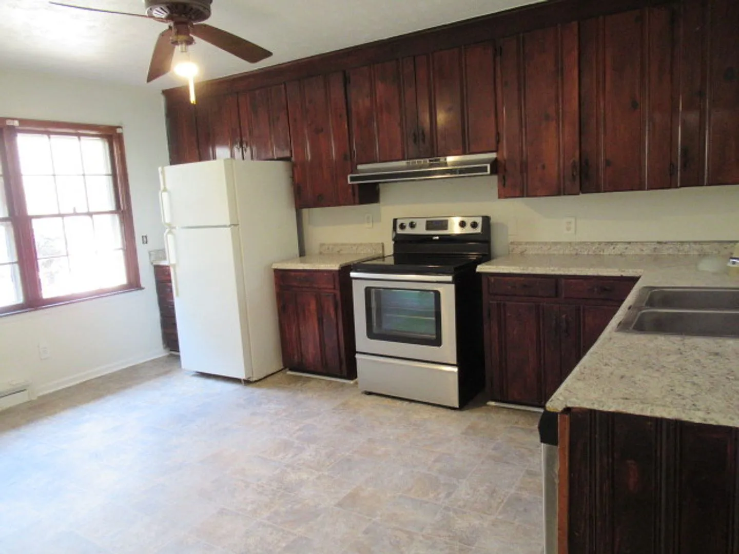 3bds 2ba Brick Ranch beside Carrollton High School — Photo 2