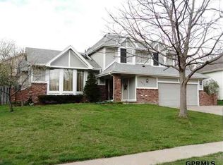 1204 Rogers Dr, Papillion, NE 68046