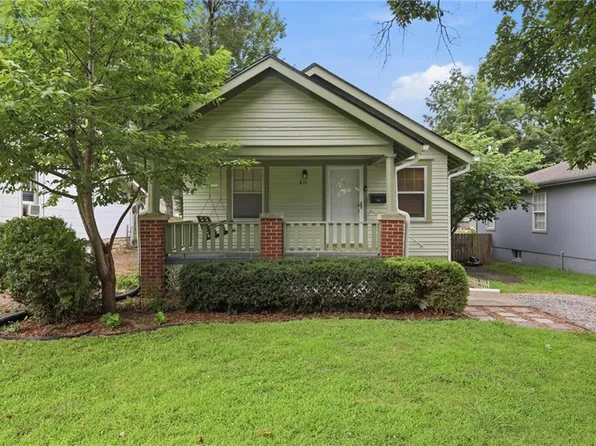 211 W 77th Ter, Kansas City, MO 64114