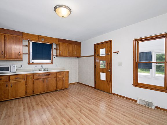 4th image of 288 S Walnut St