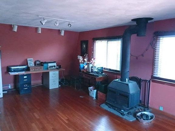 3rd image of 412 Thames St Floor 2