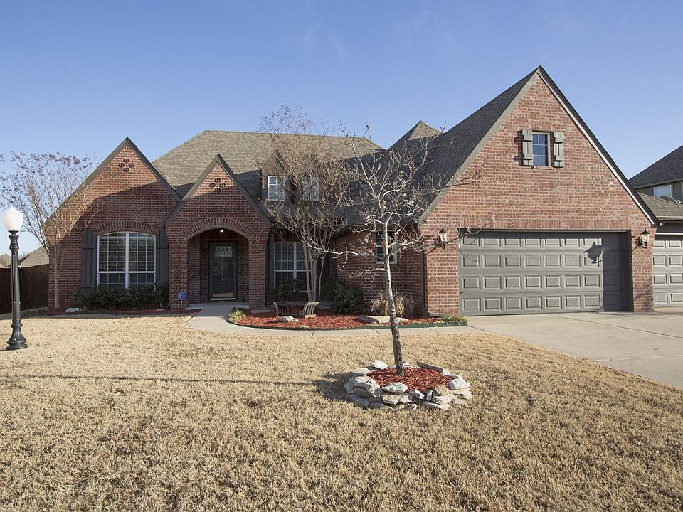 Immaculate brick home in Owasso