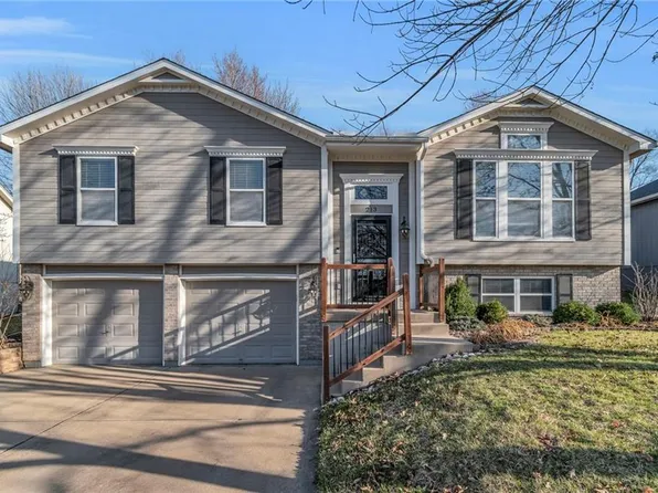 213 NE Chateau Dr, Blue Springs, MO 64014