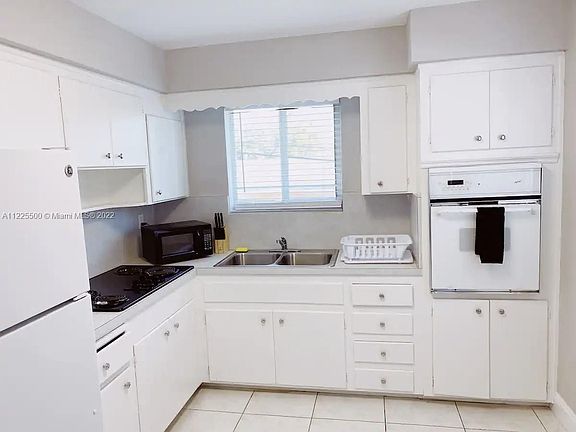 5th image of 822 NE 18th Ave APT 1