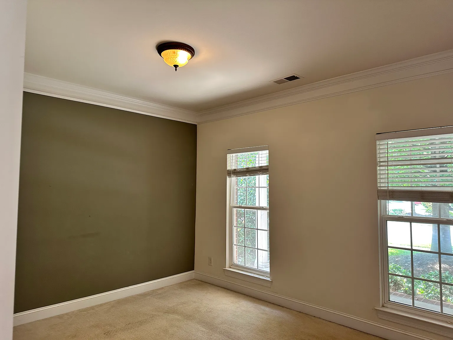 5 bed, 3.5 bath, 3740 sqft, $3,750 — Photo 2