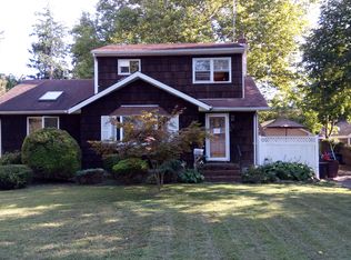 56 Edgewood Rd, West Islip, NY 11795