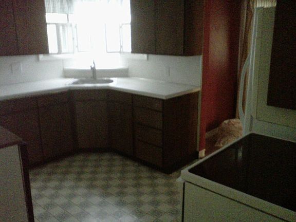3rd image of 2405 E Evergreen Blvd
