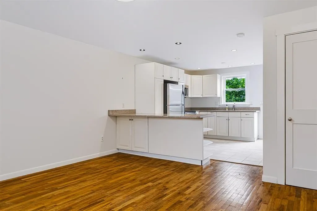 2 bed, 1.0 bath, 876 sqft, $2,750 — Photo 3