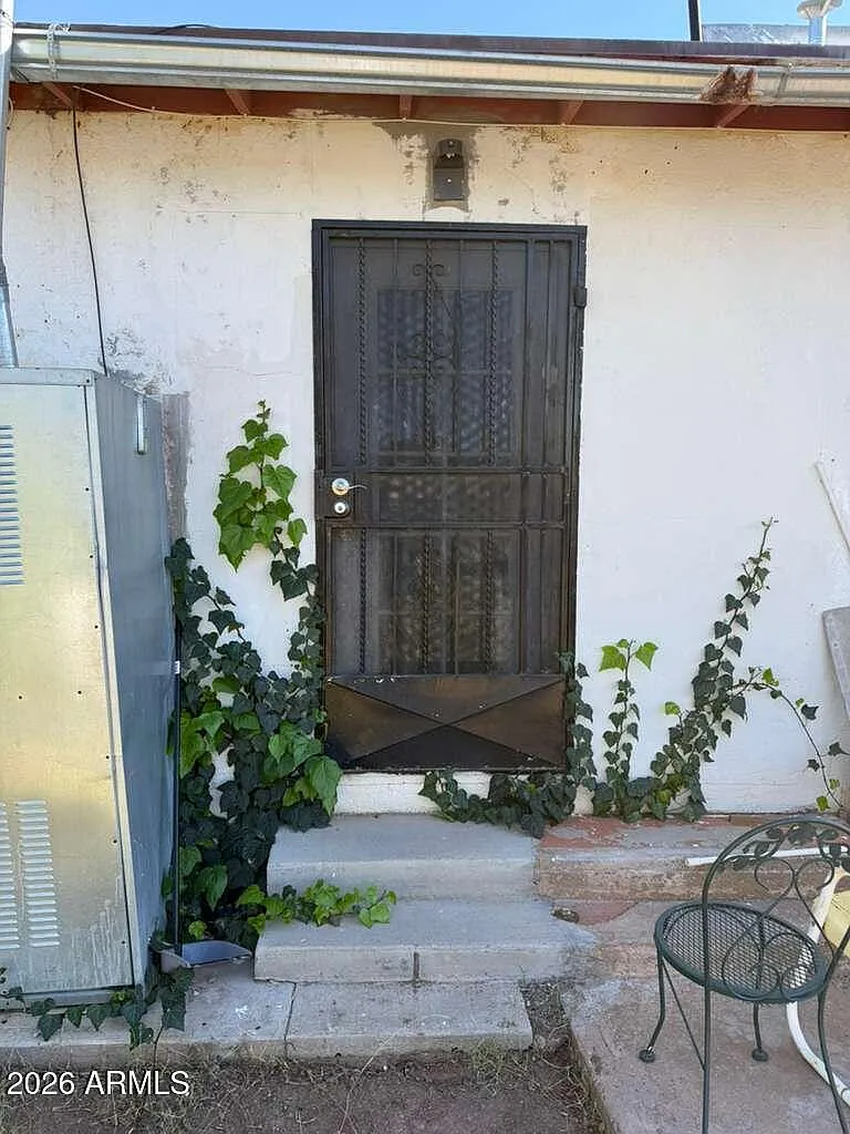1 bed, 1.0 bath, 400 sqft, $650 — Photo 1